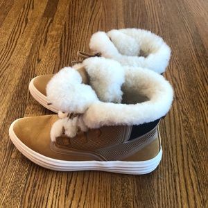 Camel boots with fur trim